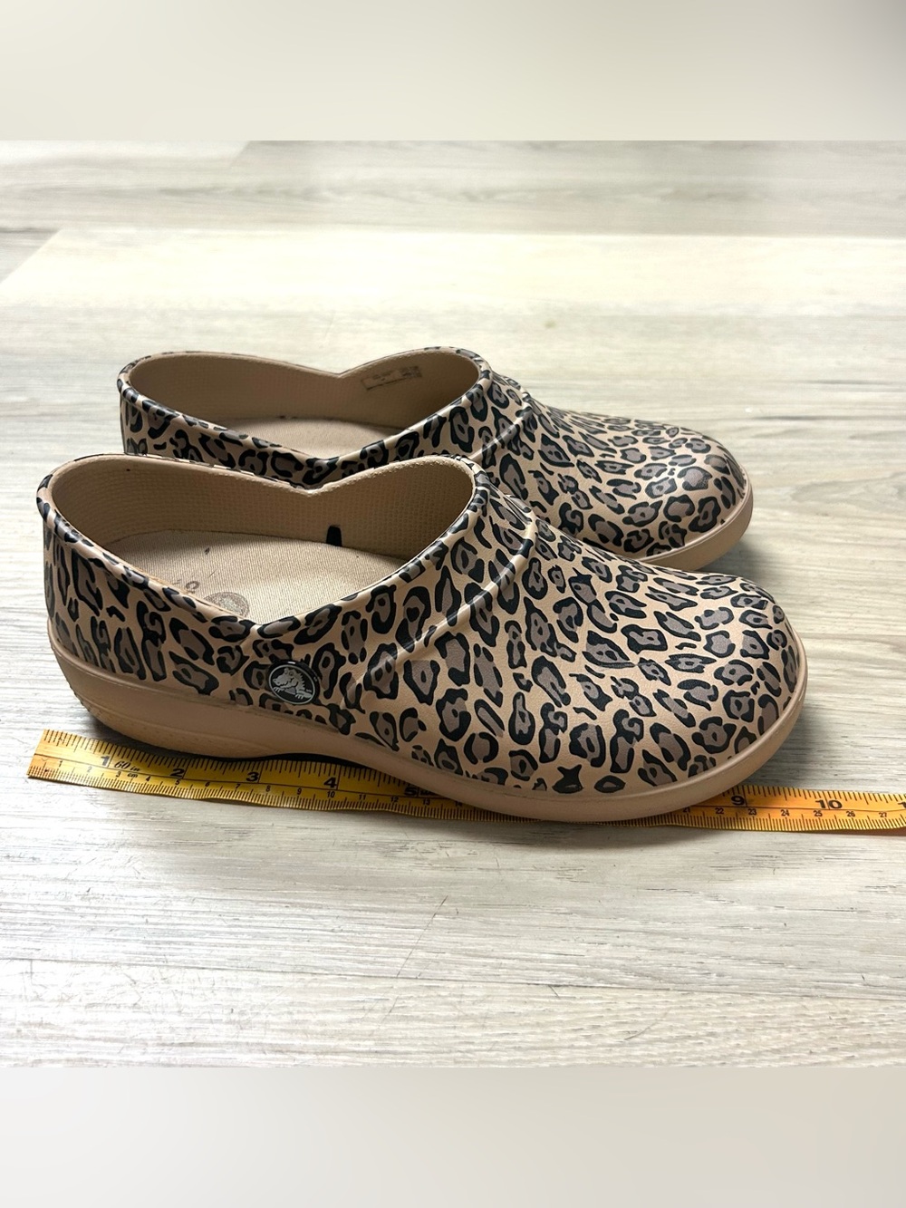 Crocs Neria Pro Work Clogs Leopard Animal Print Women Sz 7 Slip Resistant Casual - Picture 14 of 14